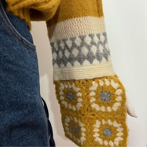 En Creme Gold Turtleneck Crochet Sleeves Sweater -- M/L - Picture 10 of 15